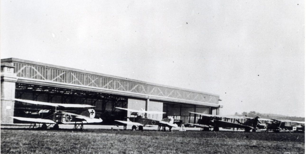 Flugzeuge vor dem Daimler-Werk 1.