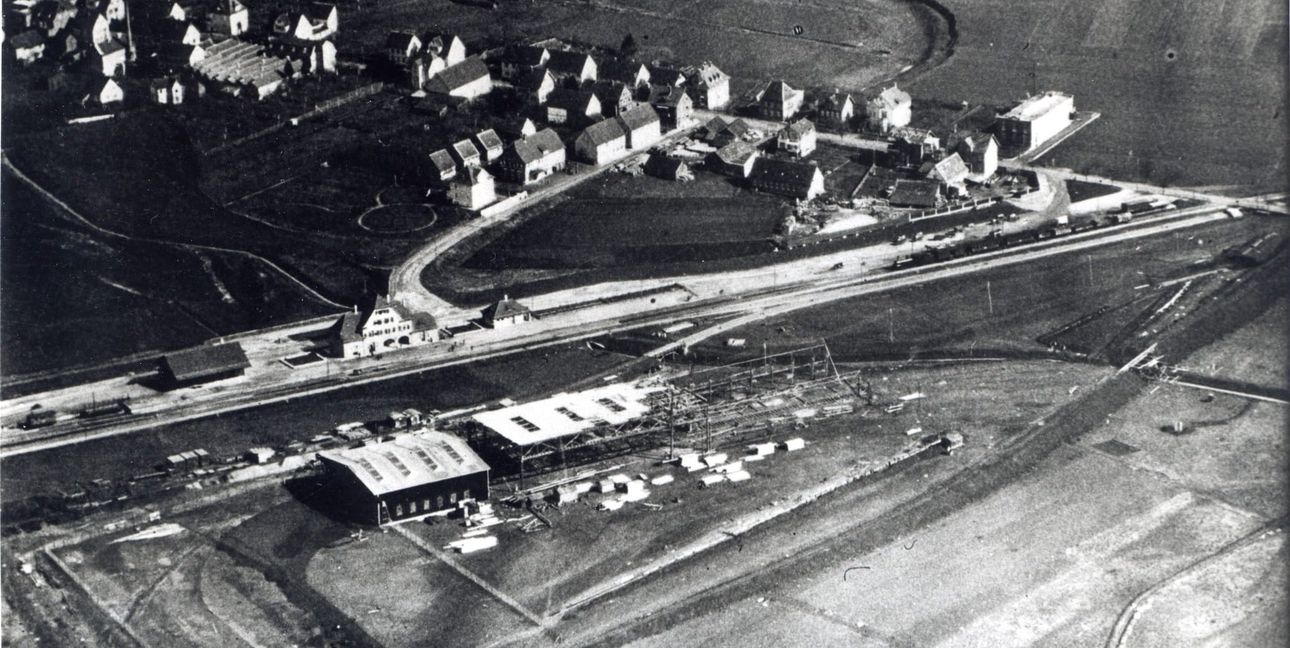 Die Anfangszeit des Werks der Daimler-Motorengesellschaft in Sindelfingen. In der Bildmitte ist der Bahnhof an der heutigen Hanns-Martin-Schleyer-Straße zu sehen.
