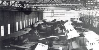 Blick in die Daimler-Produktionshalle, in der Flugzeuge hergestellt wurden.
