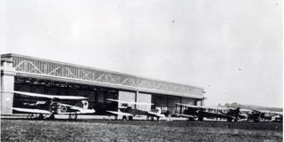 Flugzeuge vor dem Daimler-Werk 1.