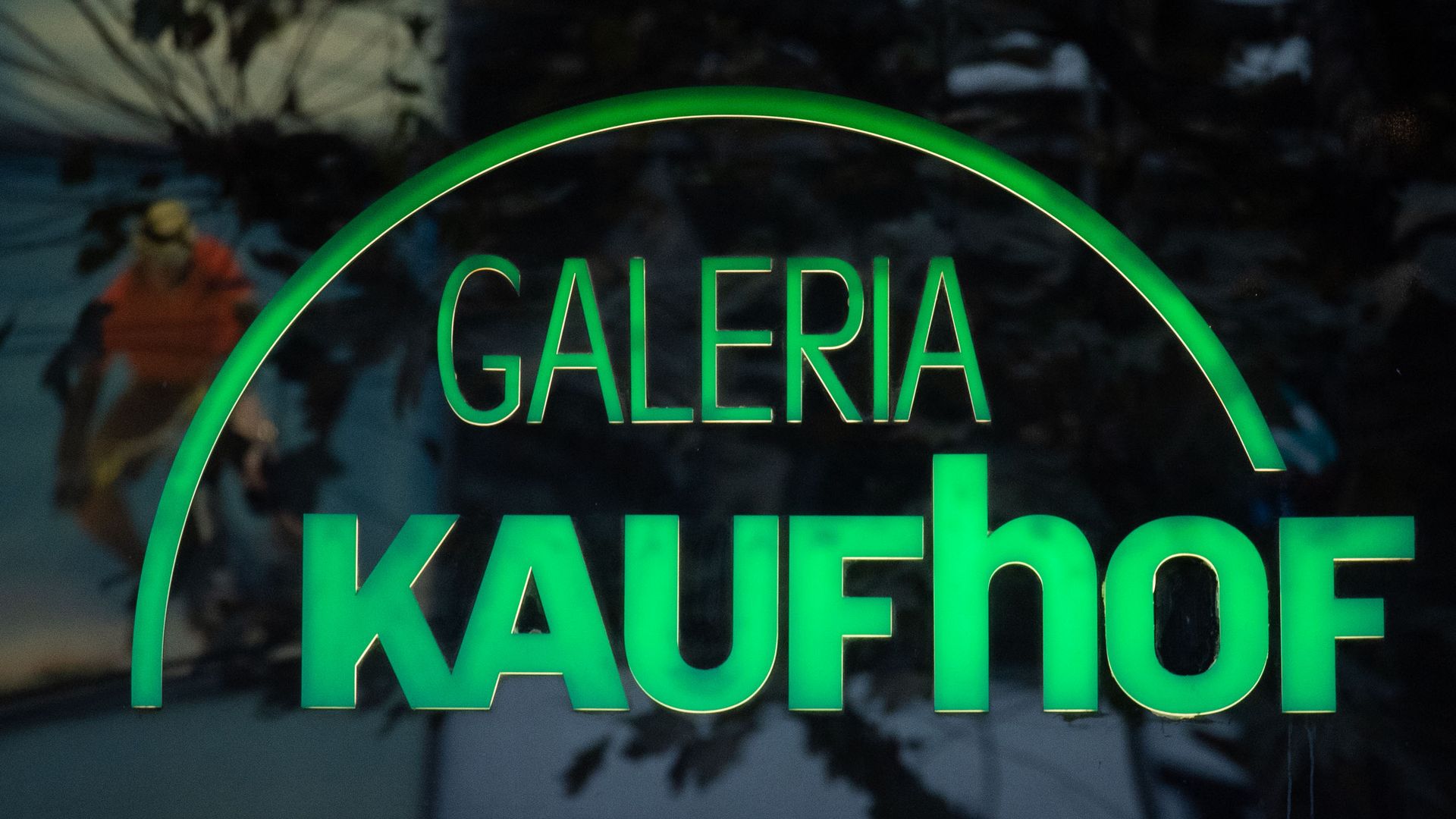 Das Logo der Warenhauskette Galeria Kaufhof ist an einer Filiale zu sehen.