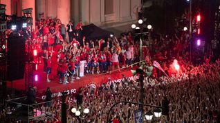 Die Spieler von Olympiakos Piräus feiern mit ihren Fans den Sieg im Conference-League-Finale.