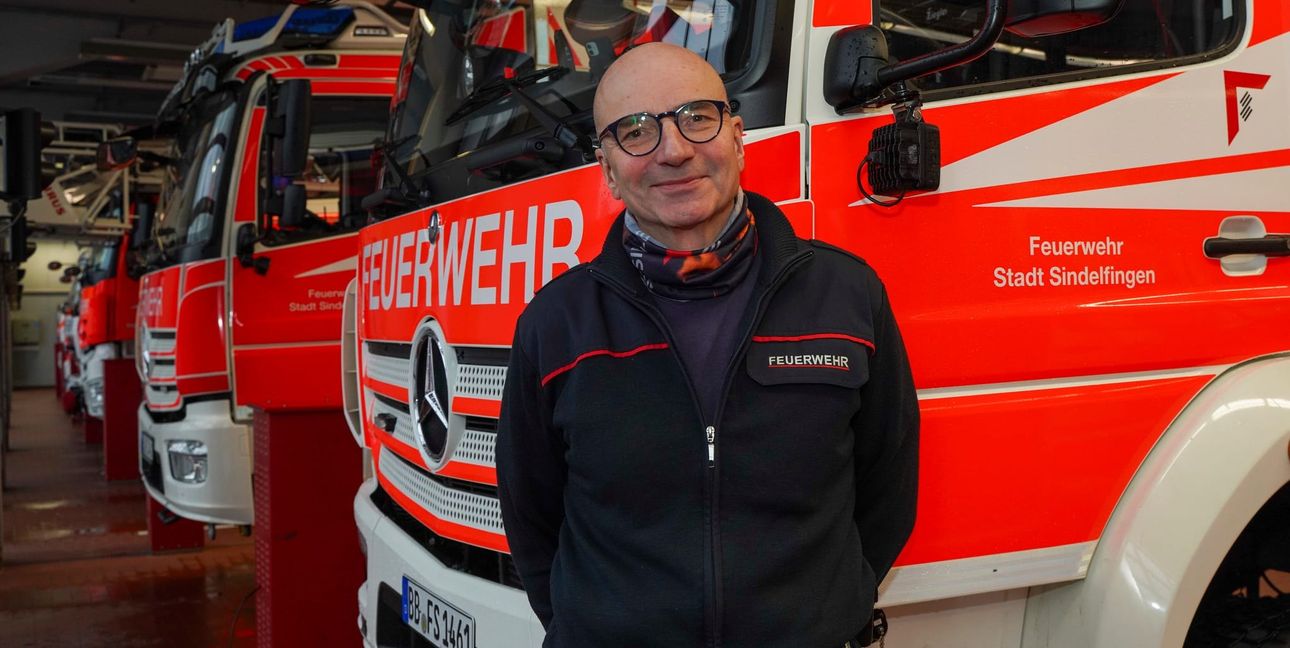 Der Sindelfinger Feuerwehrkommandant Rainer Just vor den Einsatzfahrzeugen.