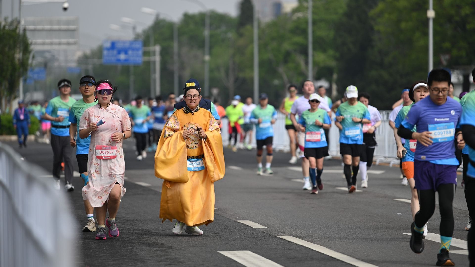 Tausende Männer und Frauen traten ebenfalls bei dem Roboter-Halbmarathon an.