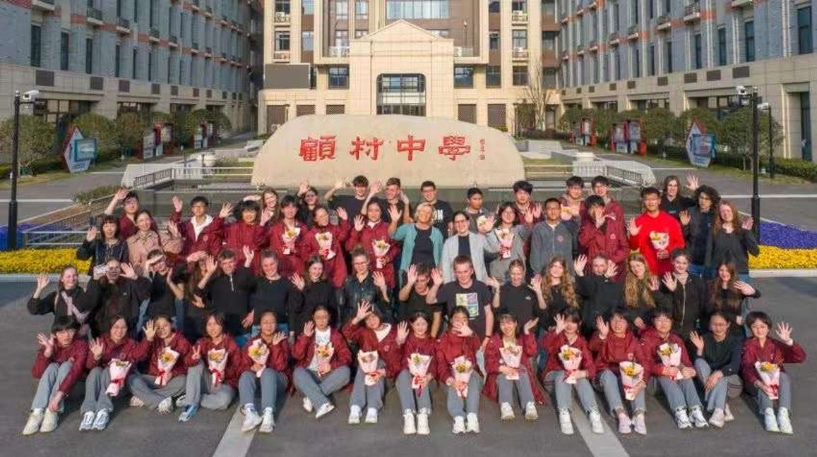 Die Holzgerlinger Schüler (zweite Riehe) mit ihren chinesischen Gastgebern. Bild: z
