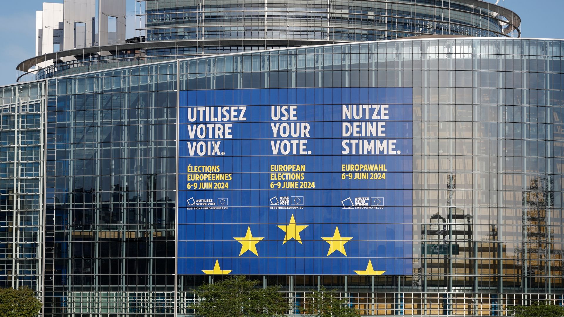 Eine riesiges Transparent wirbt am Europäischen Parlament in Straßburg für die Europawahlen.