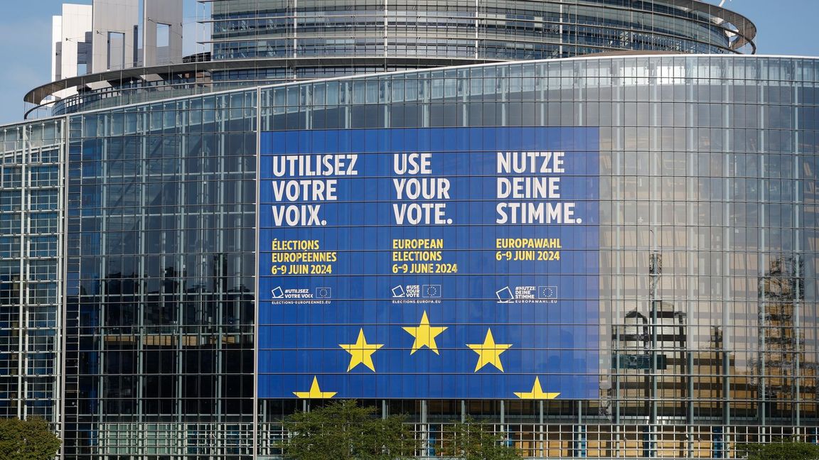Eine riesiges Transparent wirbt am Europäischen Parlament in Straßburg für die Europawahlen.