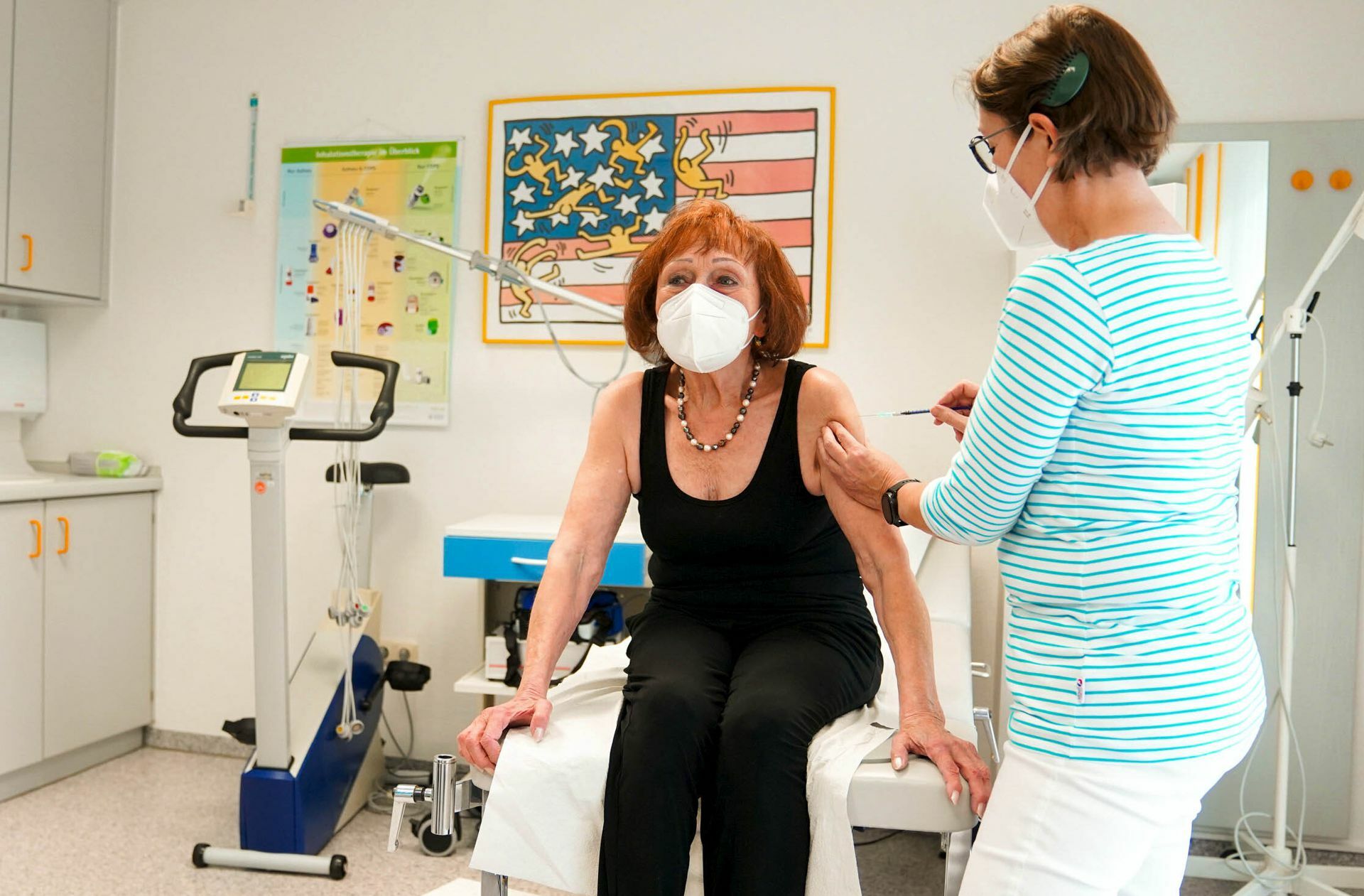 Impfen in der Hausarztpraxis: was gegen Grippe gut funktioniert, soll nun auch gegen das Coronavirus bald flächendeckend passieren. Foto: dpa/Nicolas Armer