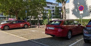 Gegenüber vom Hotel Berlin steht das rote Stadtmobil-Auto, ein Skoda Octavia. Bild: Stadtmobil