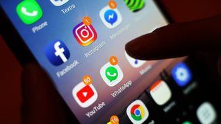 Vor Betrügereien über WhatsApp und Co. warnt aktuell das Landeskriminalamt.