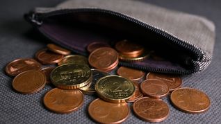 In Baden-Württemberg sind zahlreiche Menschen verschuldet (Symbolbild).