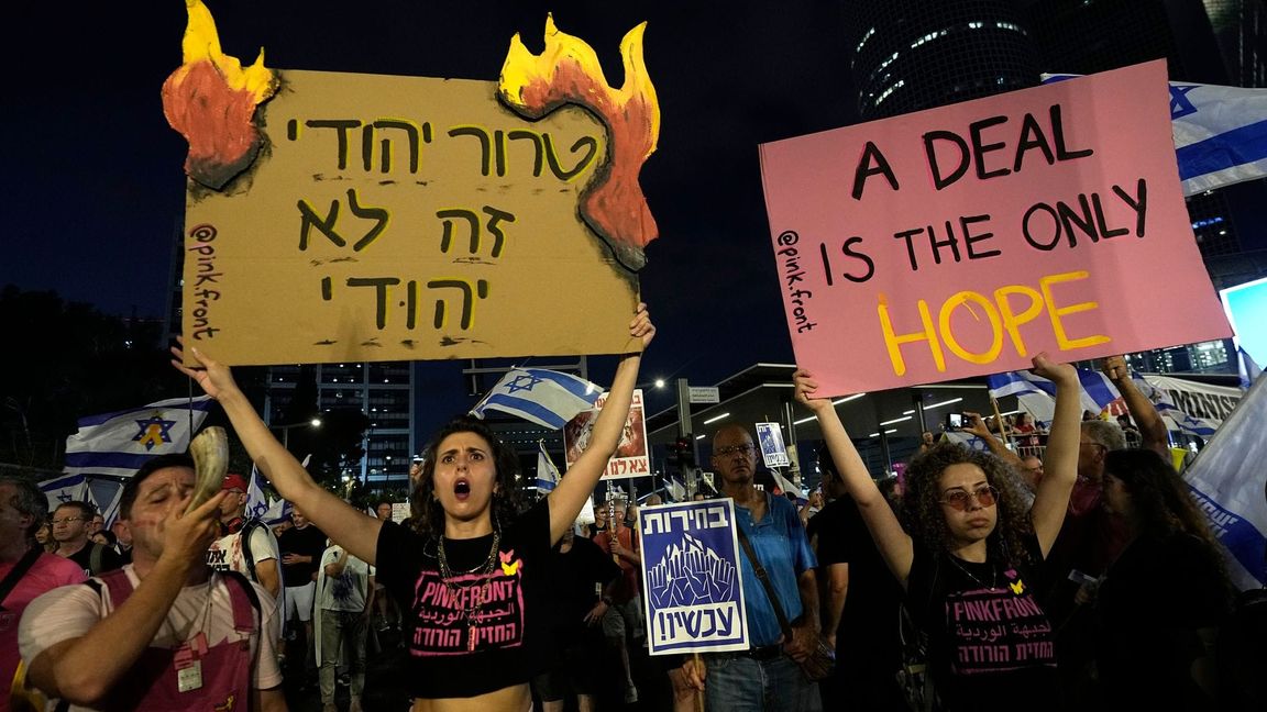 Zehntausende fordern in Israel von ihrer Regierung, einem Abkommen im Gaza-Krieg zuzustimmen.
