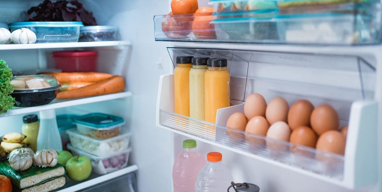 Wenn der Kühlschrank nicht richtig kühlt, können Lebensmittel schnell verderben. Wenn die Tür nicht dicht ist, verbraucht er auch unnötig viel Strom.