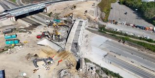 Die Brücke in der Wolfgang-Brumme-Allee wurde im August abgebrochen - sie war die letzte Brücke über die A81, die wegen des Ausbaus gefallen ist. Wegen des Abbruchs war die A81 gesperrt - wie zuvor Ende Juli, als die Behelfsbrücke ein paar Meter daneben eingehoben wurde. 	 Bilder: Dettenmeyer