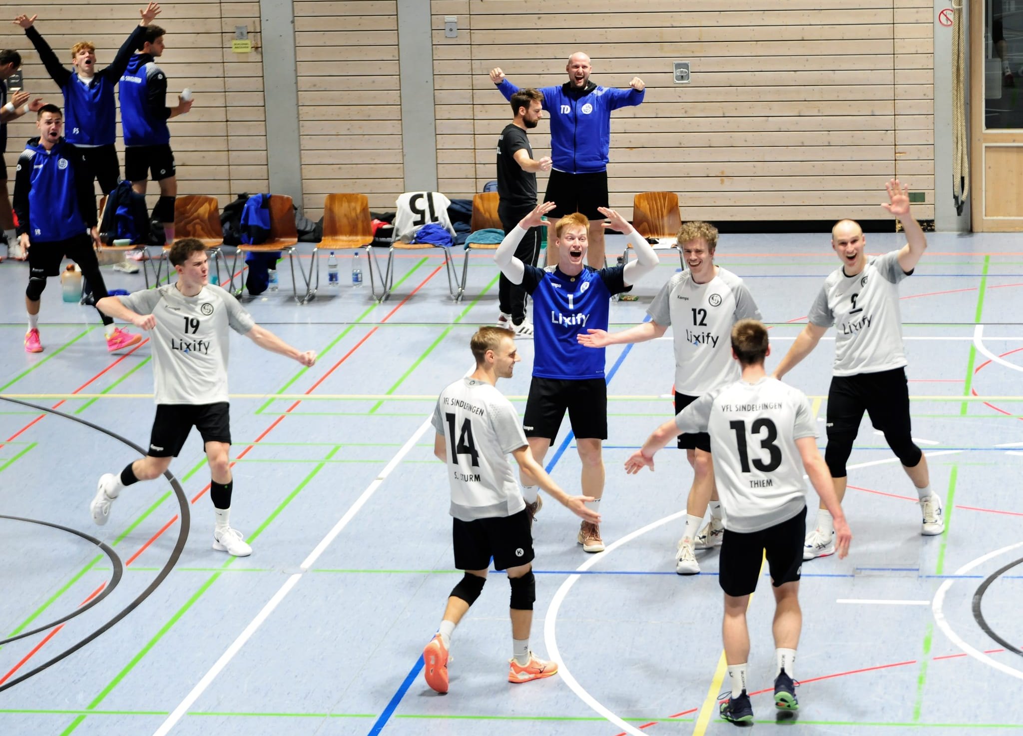 So sehen Sieger aus: Die Oberliga-Volleyballer des VfL Sindelfingen bejubeln den 3:1-Erfolg gegen Fellbach.