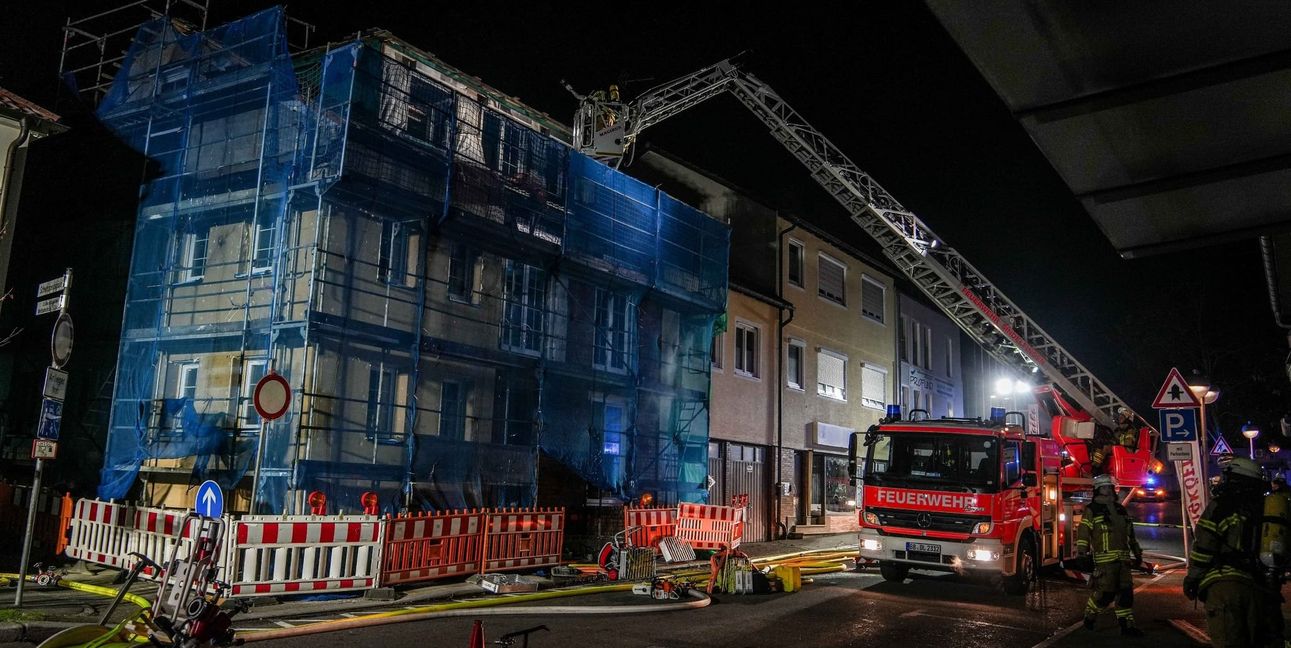 Das Brandhaus wird derzeit renoviert. Beim Ausbruch des Feuers laufen nach ersten Erkenntnissen keine Arbeiten.