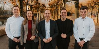 SPD-Stadtverbandsvorsitzender Lukas Häberle, SPD-Bundestagsabgeordnete Jasmina Hostert, SPD-Landtagsabgeordneter Florian Wahl und der Fraktionsvorsitzende von SPD+Linke im Gemeinderat, Enzo Gaeta (von links), sprechen ihre Unterstützung für den amtierenden OB Stefan Belz (Mitte) aus.