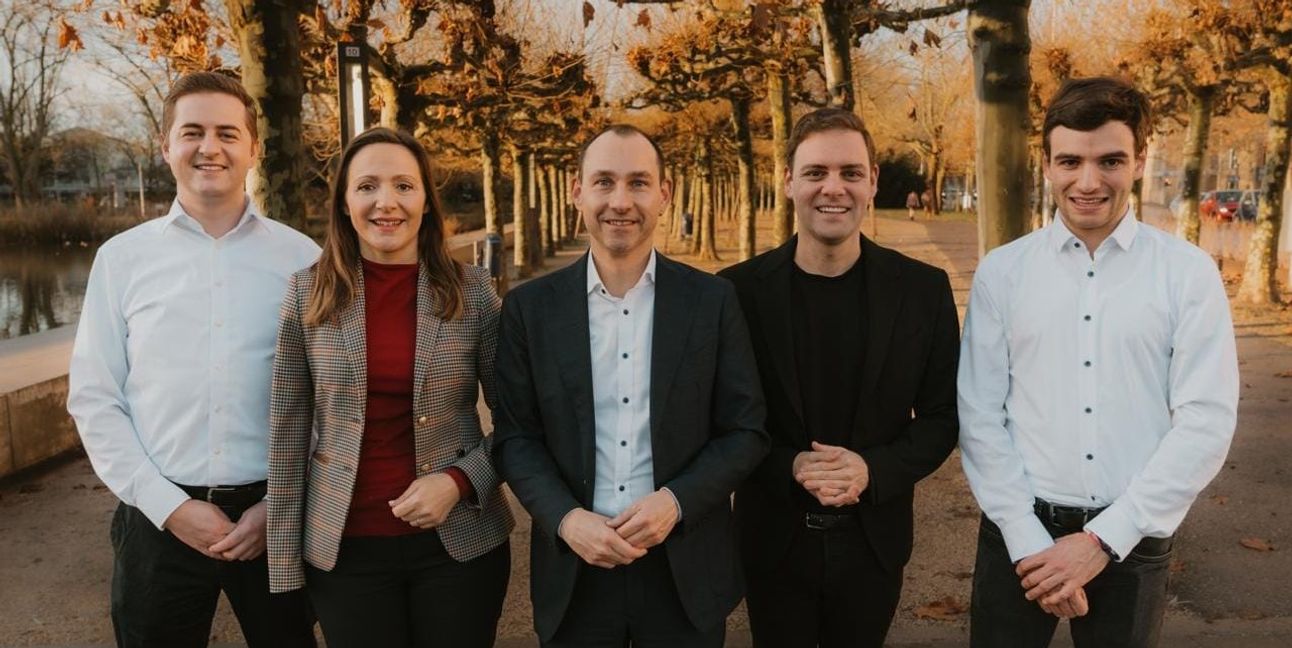 SPD-Stadtverbandsvorsitzender Lukas Häberle, SPD-Bundestagsabgeordnete Jasmina Hostert, SPD-Landtagsabgeordneter Florian Wahl und der Fraktionsvorsitzende von SPD+Linke im Gemeinderat, Enzo Gaeta (von links), sprechen ihre Unterstützung für den amtierenden OB Stefan Belz (Mitte) aus.