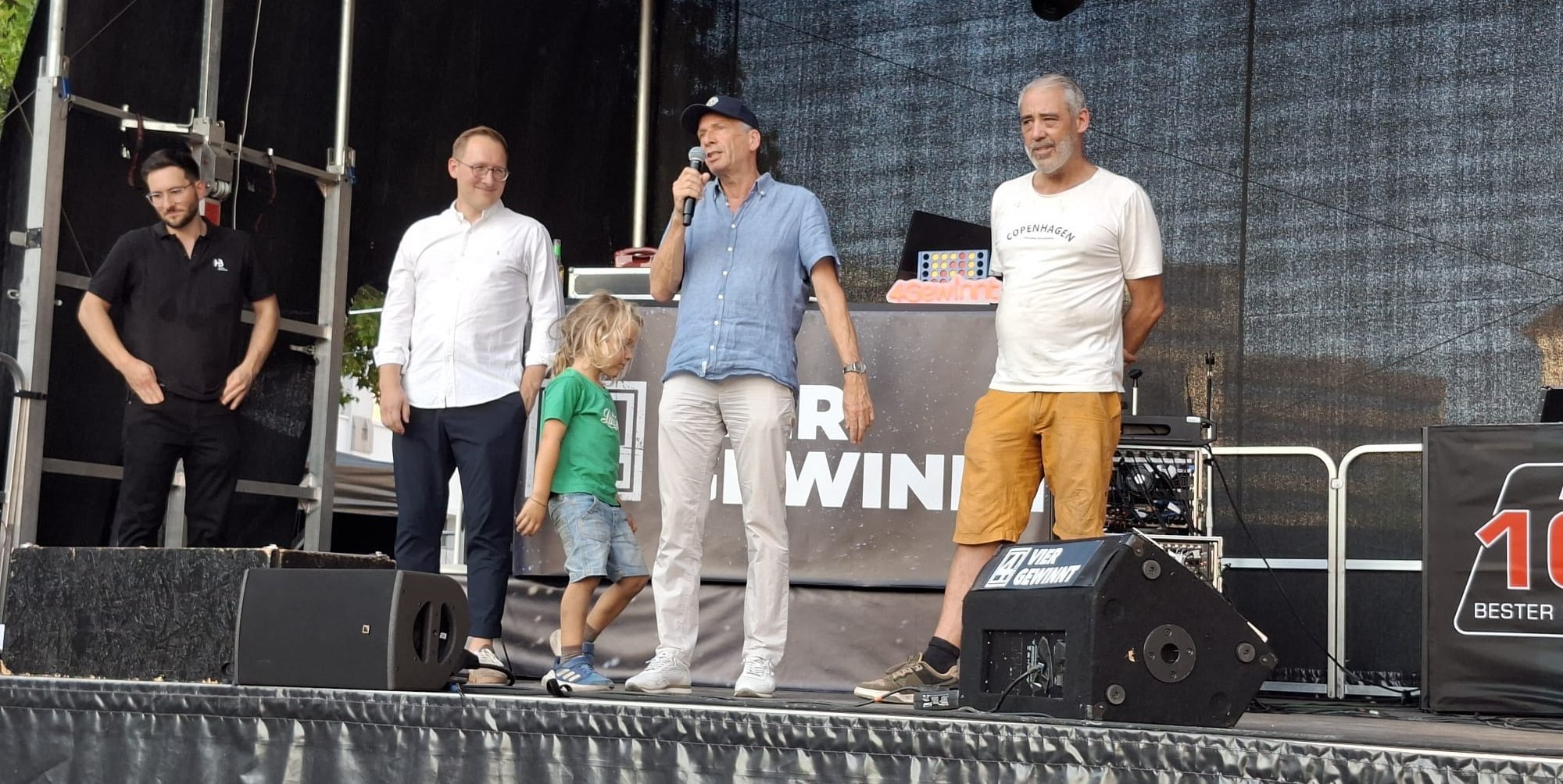 Von links: Lukas Hanke, David Hanke, Peter Röhm (LC Johannes Kepler) und „Sifi rockt“-Veranstalter Johannes Leichtle.