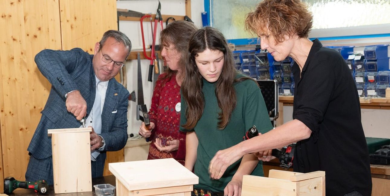 Der CDU-Landtagsabgeordnete Raimund Haser, Birgit Auber, Pauline Kohler  und  Sindelfingens Bürgermeisterin Dr. Corinna Clemens  (von links)  bauen Nistkästen.