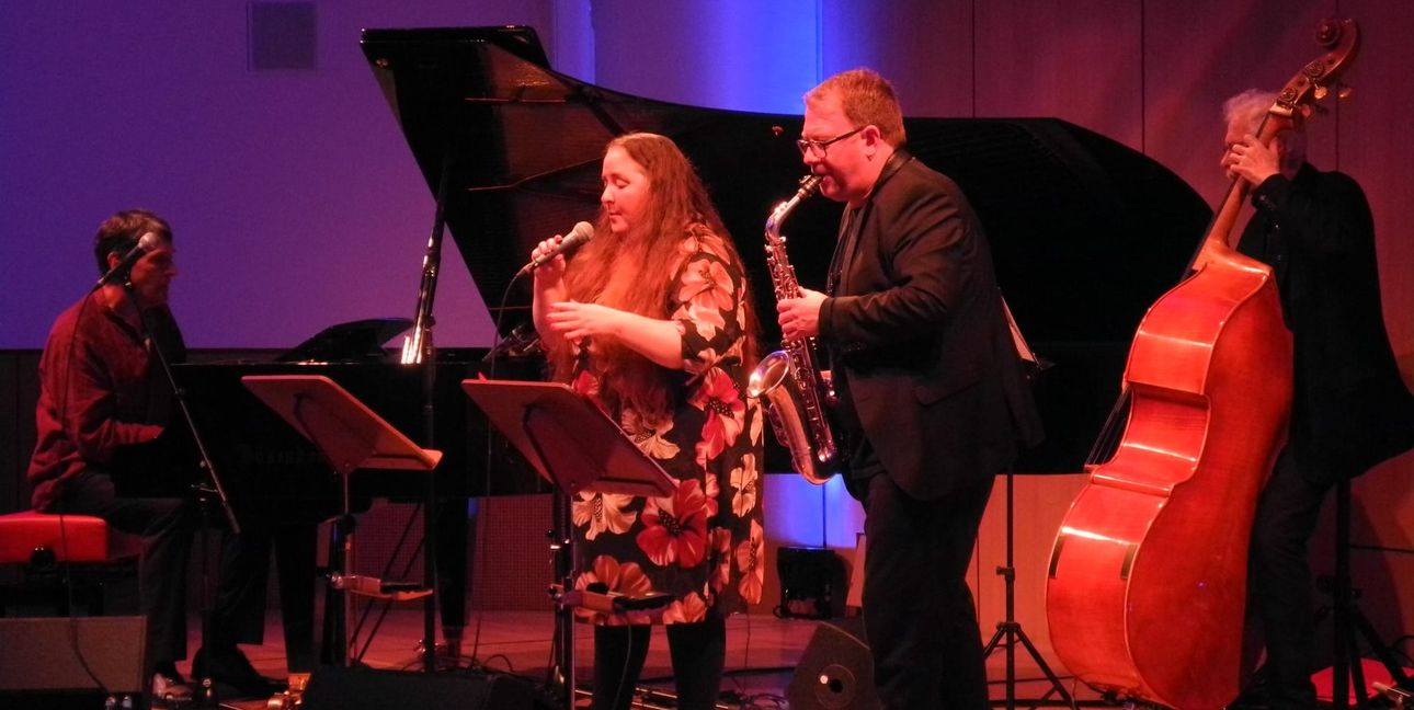 Sängerin Anne Czichowsky auf der Bühne des Sparkassen-Forums beim Konzert der Jazz-Time-Reihe.