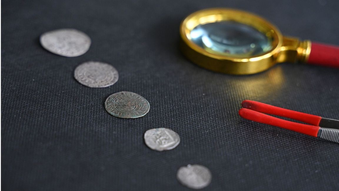 Restaurierte Münzen aus dem Bauernkrieg liegen auf einem Arbeitstisch in der Werkstatt im Landesmuseum für Vorgeschichte in Halle (Saale).