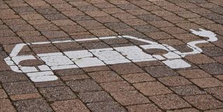 Wo dieses Symbol auf dem Boden erscheint, rollt im Kreis Böblingen besonders oft ein E-Auto heran.