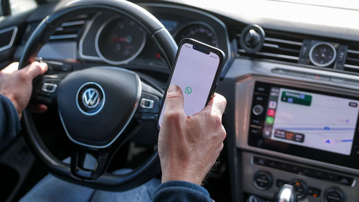 Verboten: Wer das Handy in die Hand nimmt, begeht eine Ordnungswidrigkeit. (Symbolbild)