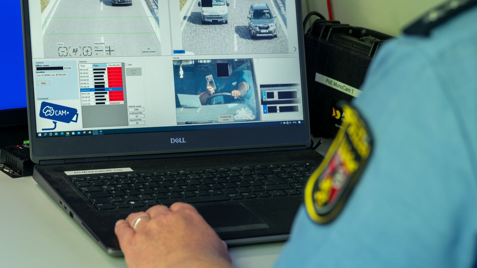 Künstliche Intelligenz kann erkennen, wenn Autofahrer ihr Handy in der Hand halten. (Archivbild)