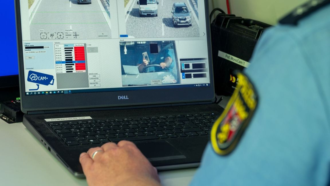 Künstliche Intelligenz kann erkennen, wenn Autofahrer ihr Handy in der Hand halten. (Archivbild)