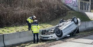 Die Fahrerin wurde in ein Krankenhaus gebracht.