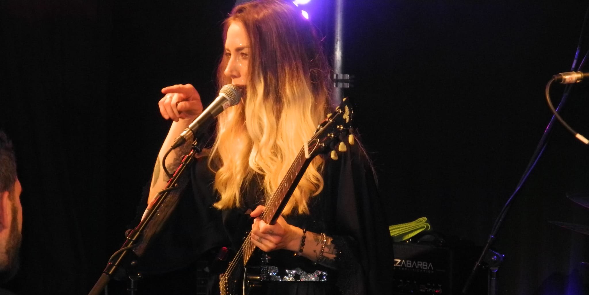 Die kroatische Bluesrockerin begeistert beim Festivalabschluss mit einer energiegeladenen Show. Zuvor sorgen Dr. Mablues und Hot’n’Nasty für beste Stimmung im Pavillon.