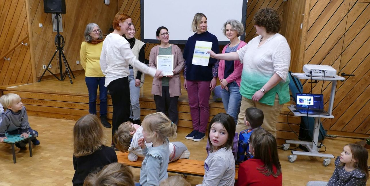 Gundula Büker vom EPiZ in Reutlingen übergibt die Urkunde und ein Aushängeschild als „Faire Kita“ an das Faire Team: Christine Arndt, Jara Sazinger, Rebecca Schofer, Sabrina Spis, Tanja Hoffmann und Desiree Gehrke.