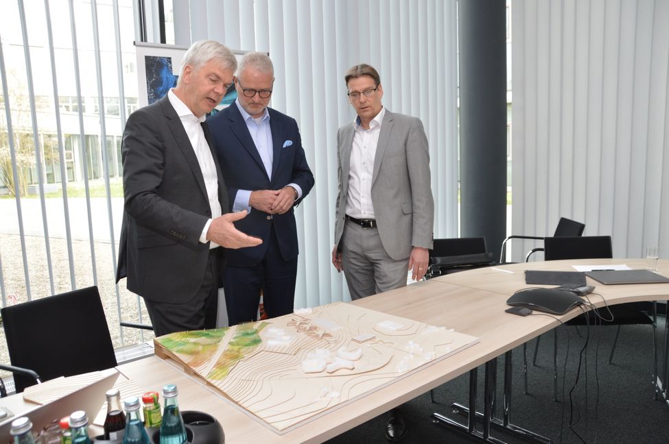 IBM-Laborchef Dirk Wittkopp (von links), Projektleiter Peter Beuke und Andreas Zimmermann von der Development Partner AG am Modell des alten und neuen IBM-Geländes.