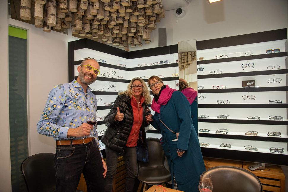 Optiker Henning Mezger hat auch für Ulrike Lutsch und Sybille Kegreiß das passende Brillenmodel. Bild: Nüßle