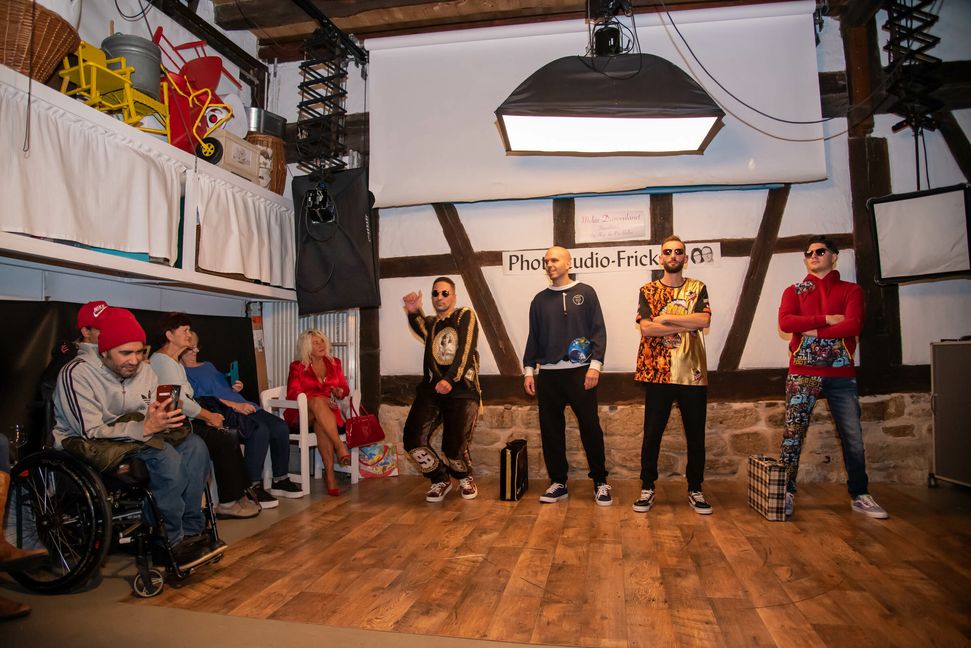 Seine Mode präsentierte Raed Abushammah (links) im Photostudio Frick. Bild: Nüßle