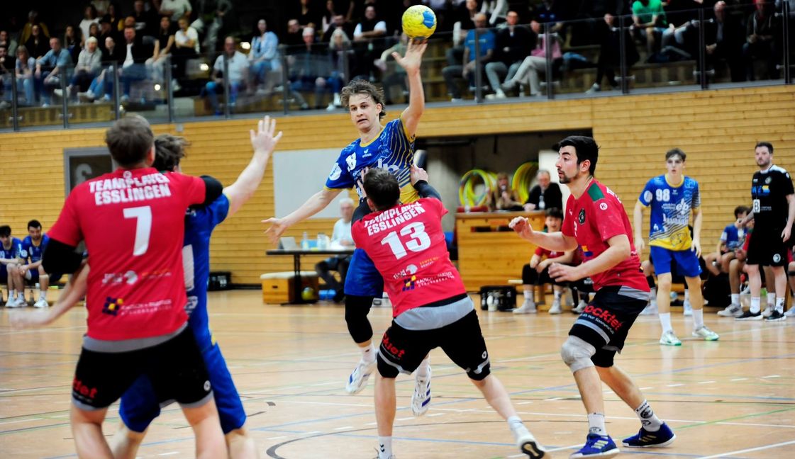 Oliver Schmitt (mit Ball) war der überragende Mann bei der HSG Schönbuch, konnte die Niederlage aber auch nicht verhindern.