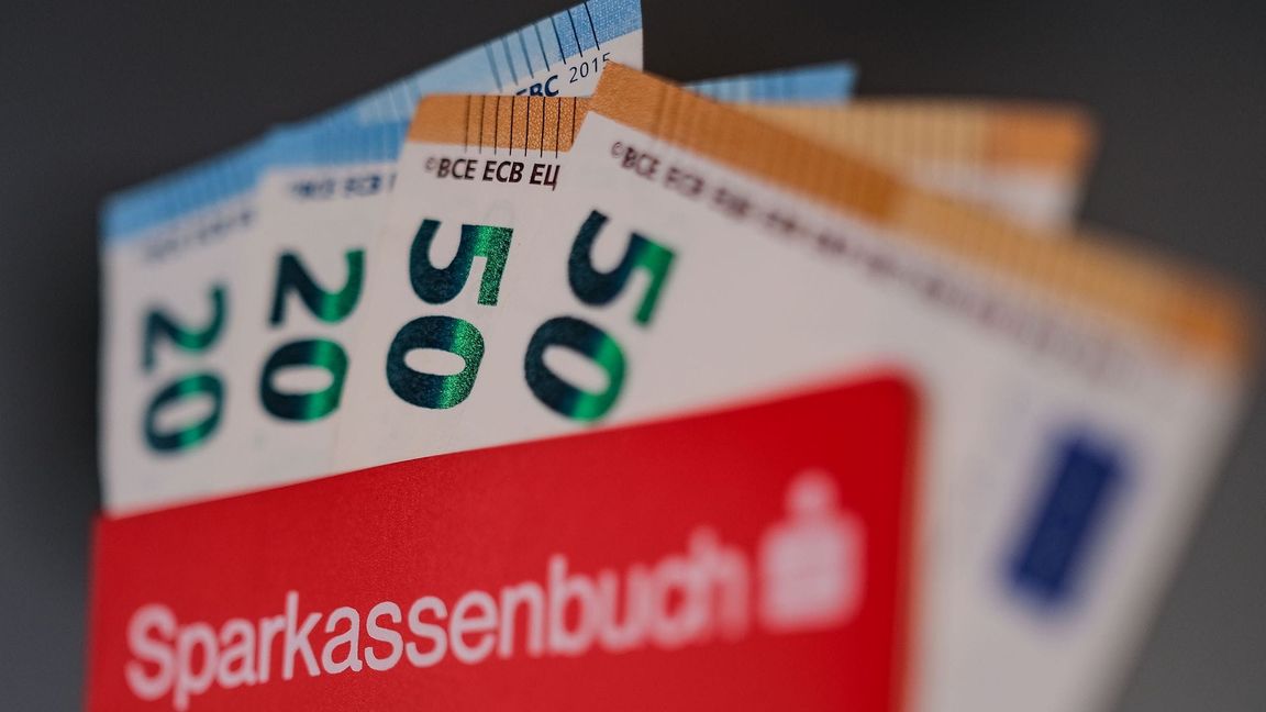 Sparbücher, Tagesgeldkonten, Bargeld: Für gewaltige Geldbeträge gibt es wenig oder gar keine Zinsen. (Symbolbild)