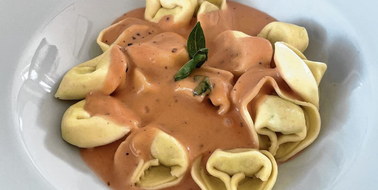 Die Tortellini sind einfach gemacht und lassen sich nach Belieben befüllen.