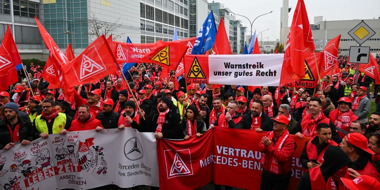 Die Belegschaft sammelt sich vor Tor 7.