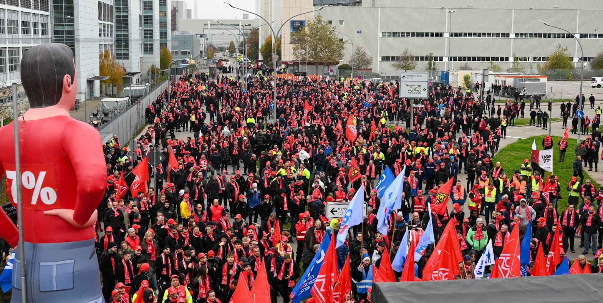 Die Belegschaft sammelt sich vor Tor 7.Bild: Nüßle