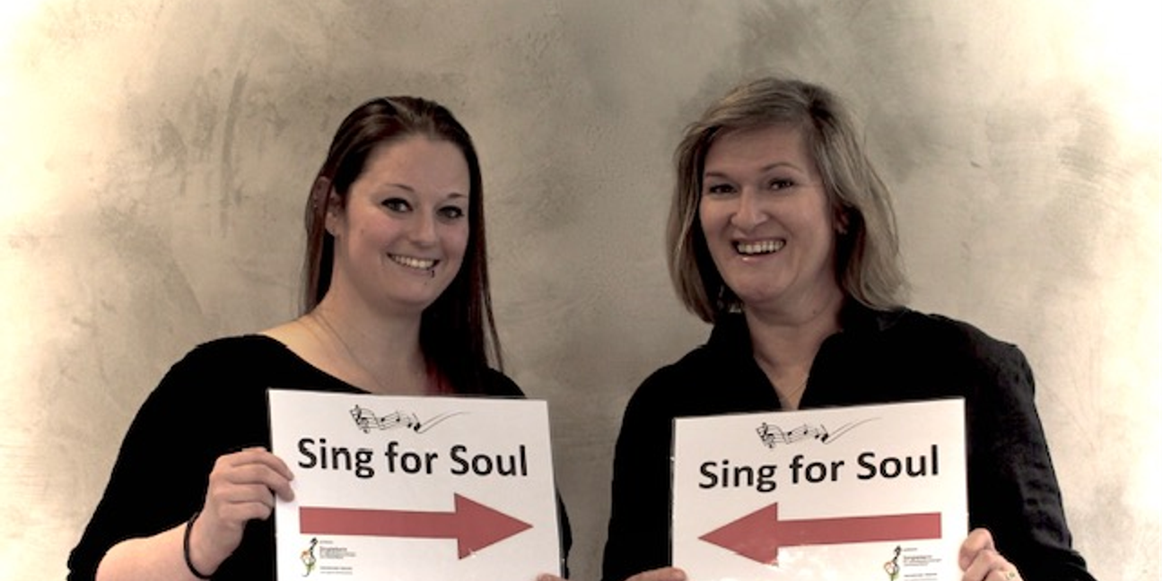 Katharina Hesselschwerdt (links) und Birgit Kraft sind die Organisatorinnen des Singens im Calwer Krankenhaus. Bild: z