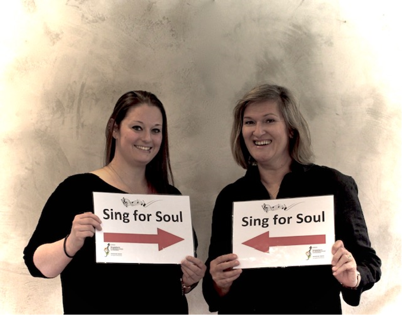 Katharina Hesselschwerdt (links) und Birgit Kraft sind die Organisatorinnen des Singens im Calwer Krankenhaus. Bild: z