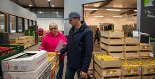 Tobias Klein sucht die Ware aus. Hier ist er auf der Suche nach leckeren Erdbeeren.