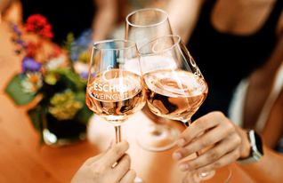 Die Eschers haben das Weindorf bislang nur mit Wein beliefert, nun schenken sie ihre Tropfen auch selbst aus.