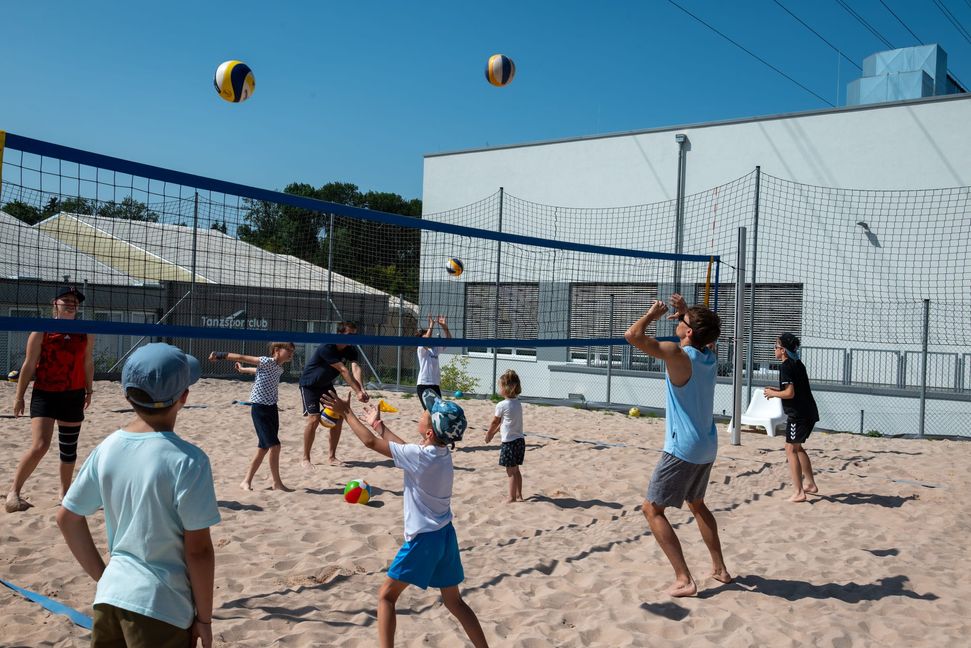 Auch beim Beachvolleyball haben die Kinder ihren Spaß. Es ghet aber auch zum Minogolf oder zum Schwimmen ins Maichinger Gartenhallenbad. Bild: Nüßle