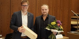 OB Markus Kleemann (links) gratuliert dem neuen Amtsleiter Stefan Dieterle.