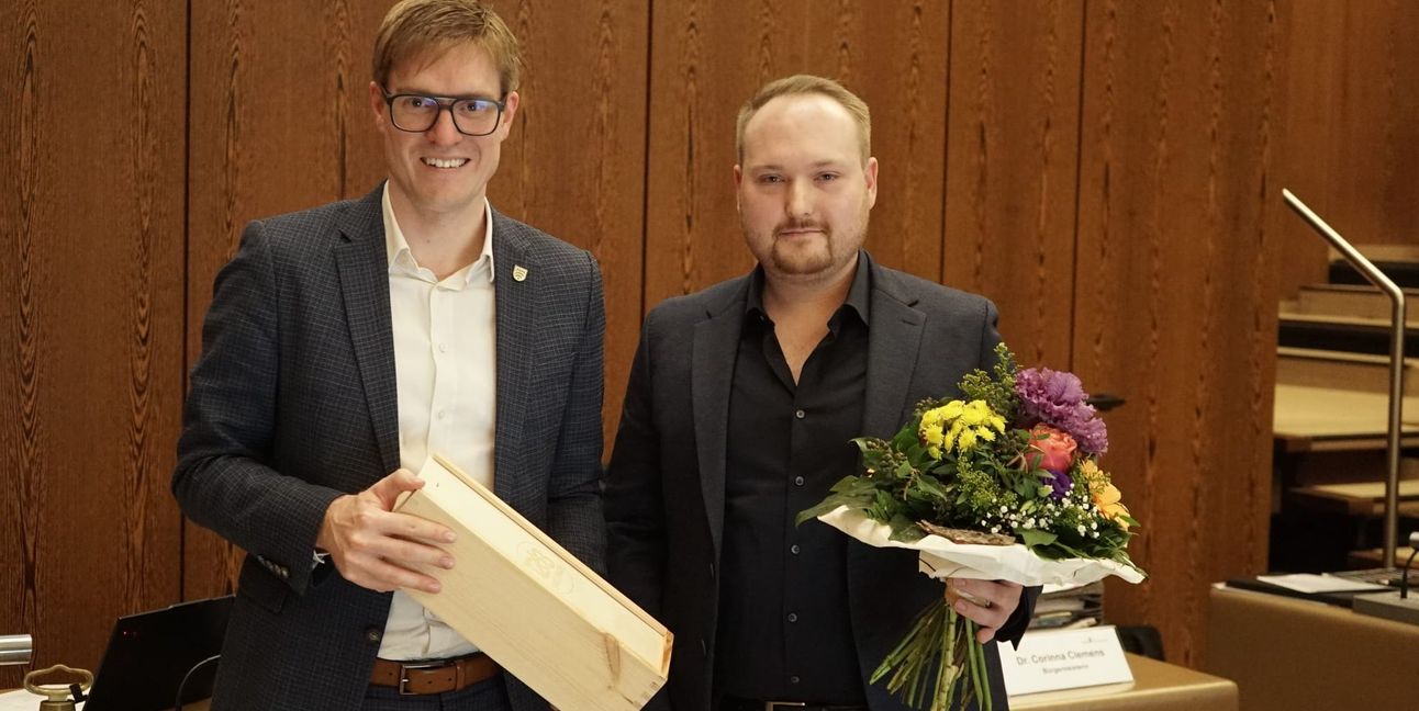 OB Markus Kleemann (links) gratuliert dem neuen Amtsleiter Stefan Dieterle.