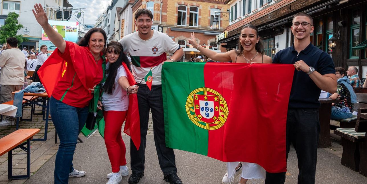 Vor dem Viertelfinale war noch alles gut: Alexandra Lourenço, Susana Bissiger Antunes, Leonardo Lourenço Plaugic, Hayda Safak und Nicola Giuseppe Trivilini (von links) freuen sich beim Public Viewing auf dem Sindelfinger Wettbachplatz auf Portugals Auftritt gegen Frankreich. Sie haben so gut wie jedes Spiel angeschaut und finden, dass die Deutschen unglücklich ausgeschieden sind.