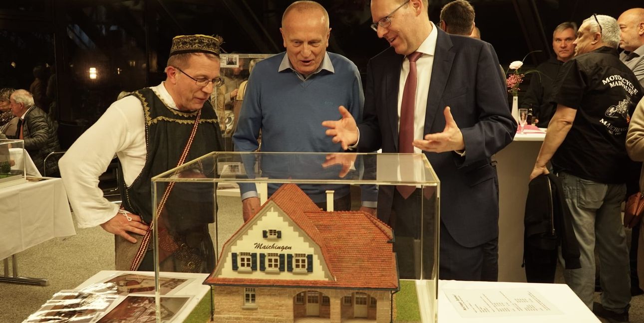 Wolfgang Stierle, Helmut Wagner und OB Dr. Bernd Vöhringer (von links) am Wagner-Modell des Maichinger Bahnhofs.